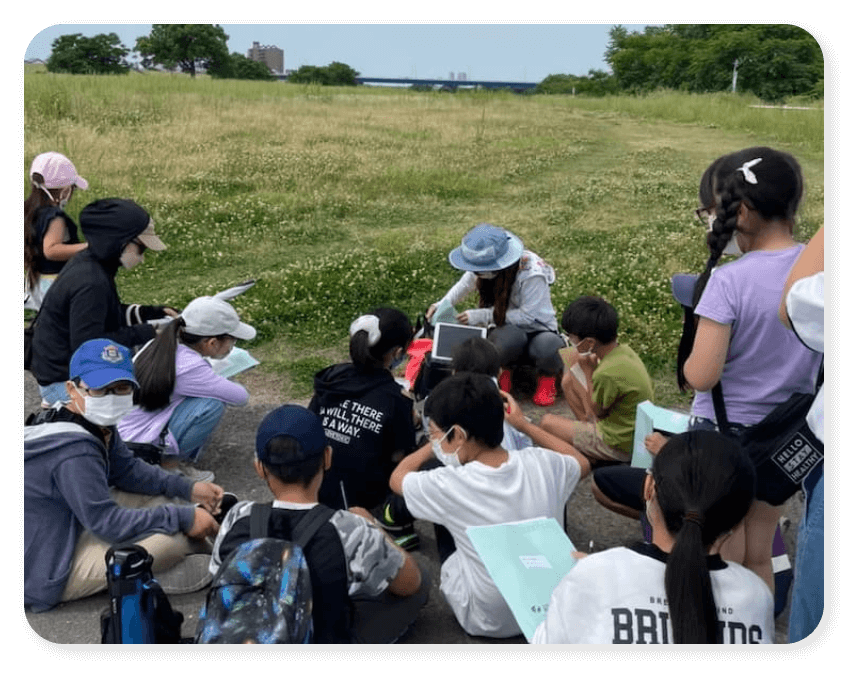 野外学習でオリエンテーションをしている様子の写真